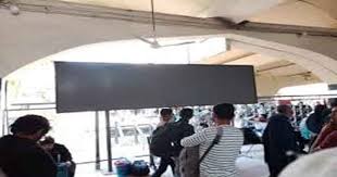 মধ্যরাতে কমলাপুর রেলস্টেশনে মনিটরে নীল ছবি প্রদর্শন